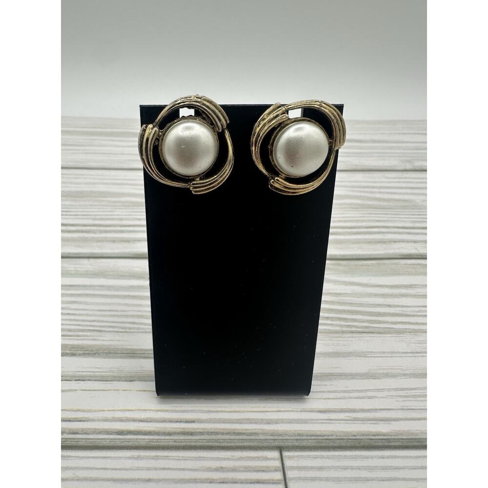 Vintage Faux Pearl 1980s Gold Tone Post Earrings Retro Classy